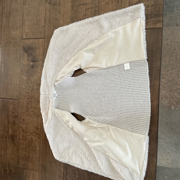 BB Dakota Cream Faux Fur Vest size S - Picture 4 of 6